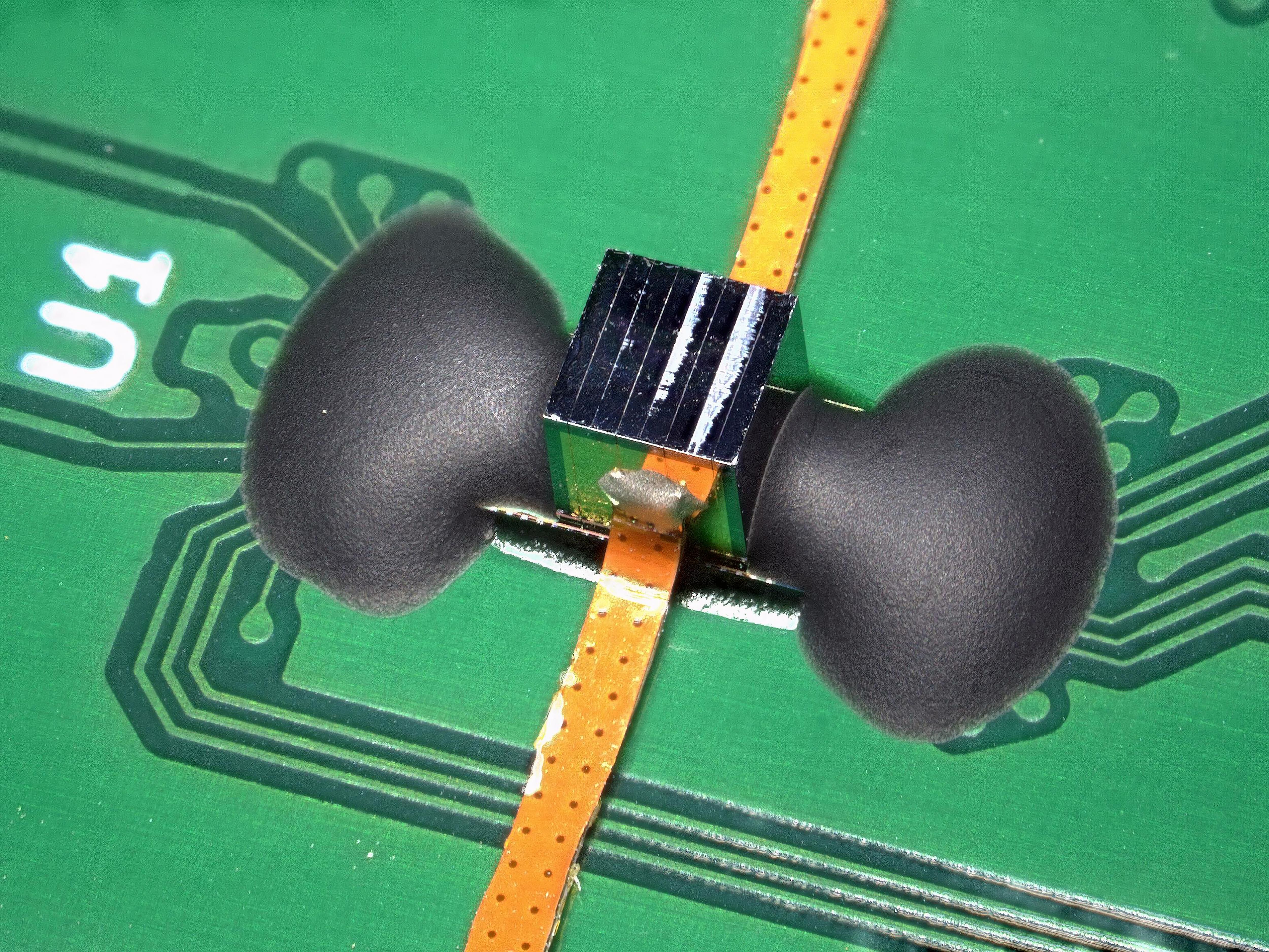 Stacking Chips Sideways Gives AI More Memory[🤖🇺🇸]