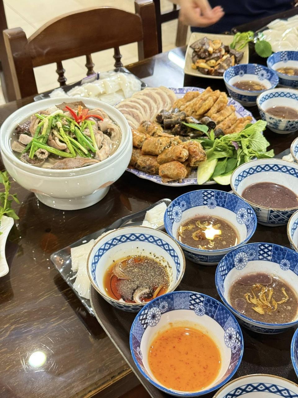 Trưa lạnh bún đậu LÒNG MÂY đã sẵn sàng phục vụ bữa trưa với mâm đồ ăn nóng hổi rồi đây ạ
---------------------------
Bún đậu LÒNG MÂY
26+32 Nguyễn Chí