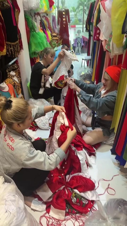 [🆕🇻🇳] Top1StarKids ⭐ ☀ ⚡ Ai chứ riêng LynC dù là ở vị trí nào múa ít múa nhiều thì đều tự cô đi nhặt từng bộ đồ để vừa in với các con  Mang về trước chấp… , shares-0✔️ , likes-1❤️️ , date-2023-04-13 05:03:24🇻🇳🇻🇳🇻🇳📰🆕