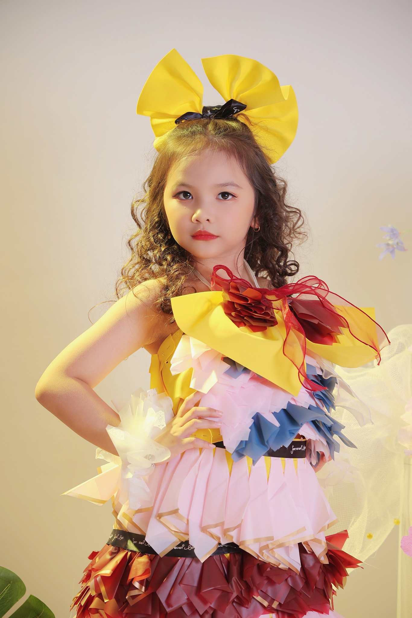 [🆕🇻🇳] Top1StarKids ⭐ ☀ ⚡ Mẫu nhí Nguyễn Phan Bảo Nhi trong concept quay chụp thời trang giấy 2022
Cô Nhung vẫn nhận mẫu nhí đăng ký quay chụp concept si , shares-0✔️ , likes-0❤️️ , date-2022-10-05 03:07:26🇻🇳🇻🇳🇻🇳📰🆕