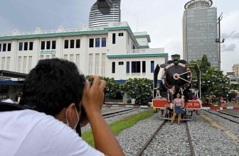 [☕️🇻🇳] Quán cà phê tàu hỏa hút khách trẻ ở Campuchia