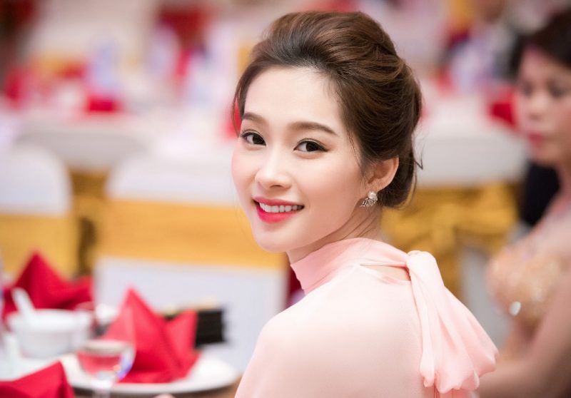 Đặng Thu Thảo sở hữu gương mặt thanh thoát