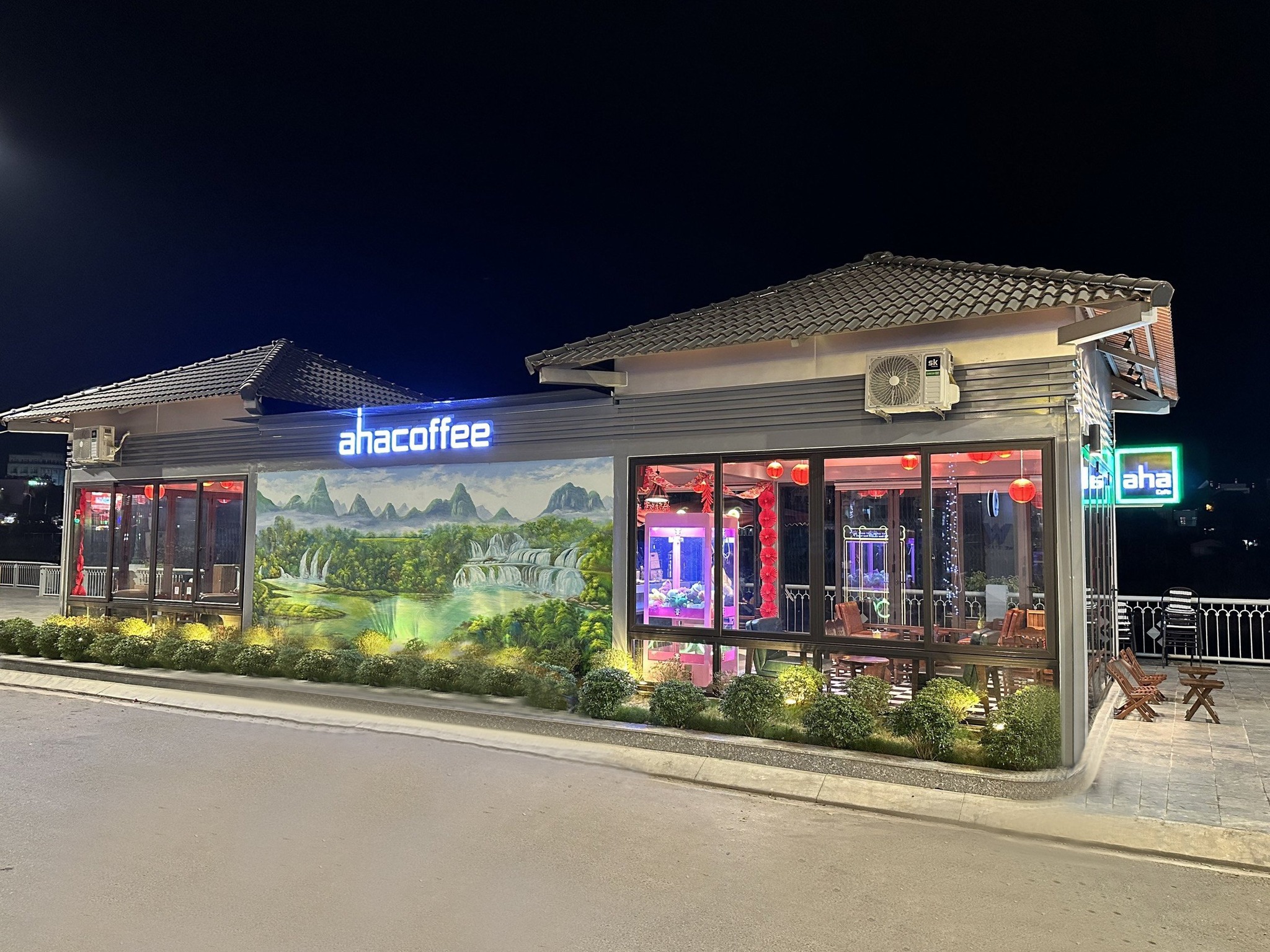 NOW OPENING!!
----AHA CAFE CAO BẰNG----
Địa chỉ: Phố đi bộ (Bờ sông Bằng Giang), Thành phố Cao Bằng, Tỉnh Cao Bằng.
www.ahacof