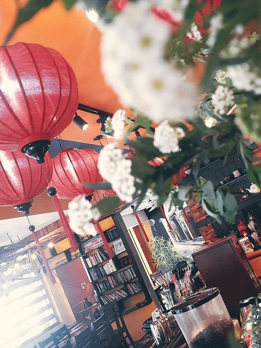 Hoa hồng đẹp nhưng có nhiều gai.
Tú cầu mỏng manh lại có độc
Có những thứ vừa đẹp đẽ lại vừa nguy hiểm
----------------------