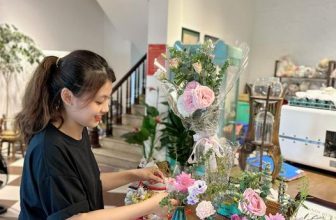 [☕️🇻🇳] Hanoi Roastery-We are Processing Fresh Coffee 🥤 Top1Coffee ☕️ Lộ diện Barista của quán, vừa biết pha chế vừa biết cắm hoa!!! Lên luôn, shares-0✔️ , likes-20❤️️ , date-2023-06-24 06:40:28🇻🇳🇻🇳🇻🇳📰🆕