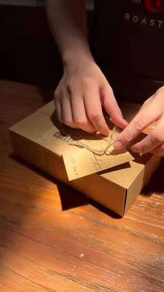 [☕️🇻🇳] Saigon Coffee Roastery 🥤 Top1Coffee ☕️ HAND DRIP COFFEE COLLECTION
 —
 Một buổi sáng nắng xuyên qua mái, quầy bar cứ thế lại đong đầy nắng. Hãy cùng chúng mình mở hộp  , shares-0✔️ , likes-33❤️️ , date-2023-07-11 13:15:55🇻🇳🇻🇳🇻🇳📰🆕