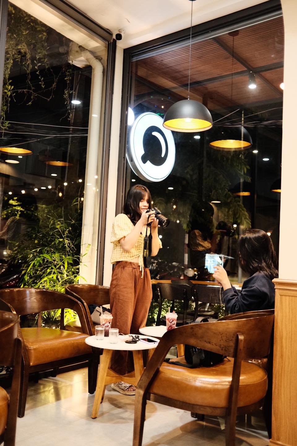 Trên từng con phố, dòng xe vẫn nườm nượp qua lại, người với người bước qua nhau vội vã. 𝓣𝓱𝓪́𝓷𝓰 𝓜𝓾̛𝓸̛̀𝓲 𝓗𝓪𝓲 về rồi đấy, thời gia