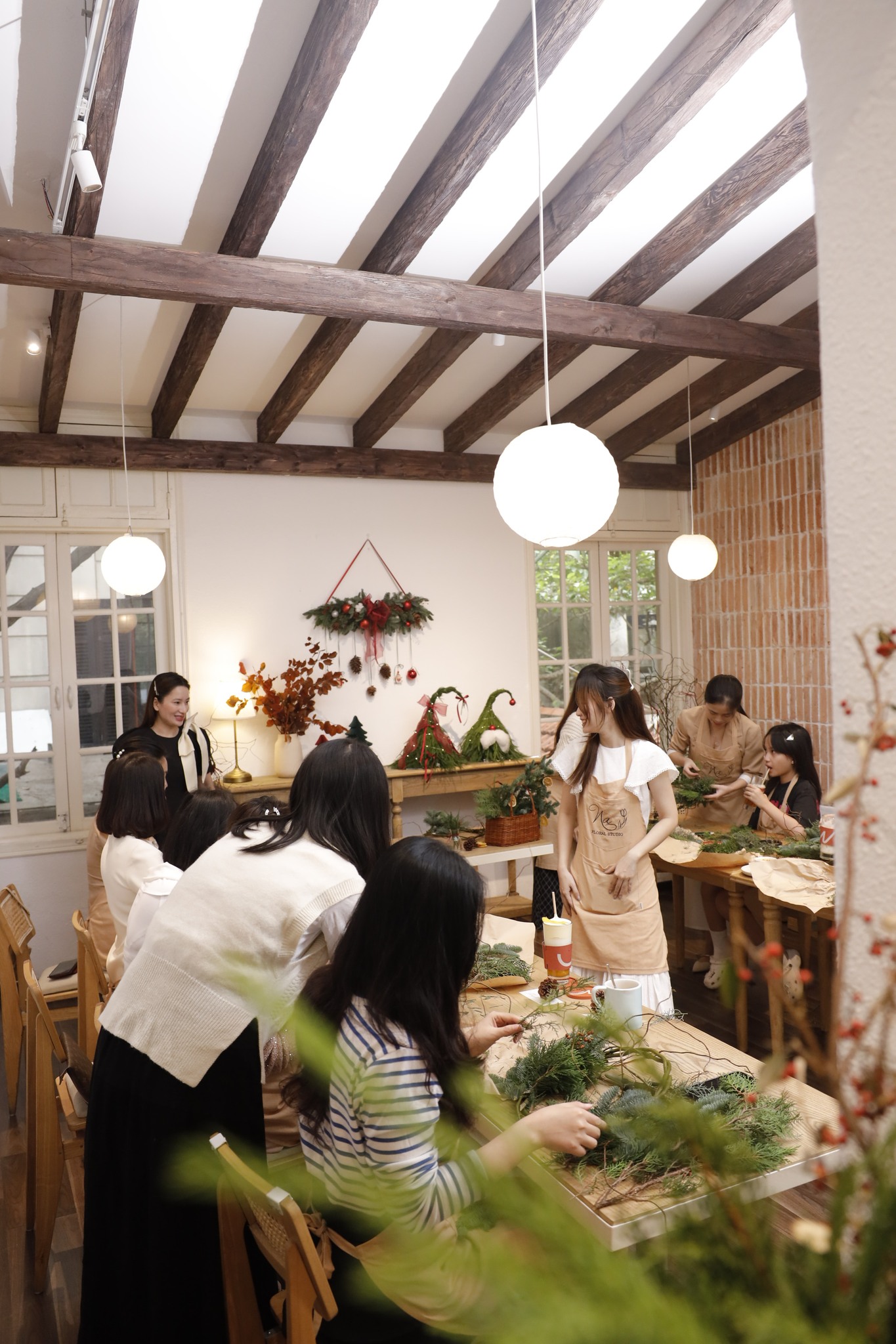 Những chiếc vòng Giáng Sinh được kết từ cành liễu mềm và các loại lá thông tông xanh - đỏ đã mở màn cho buổi tiệc mừng Khúc Nhạc