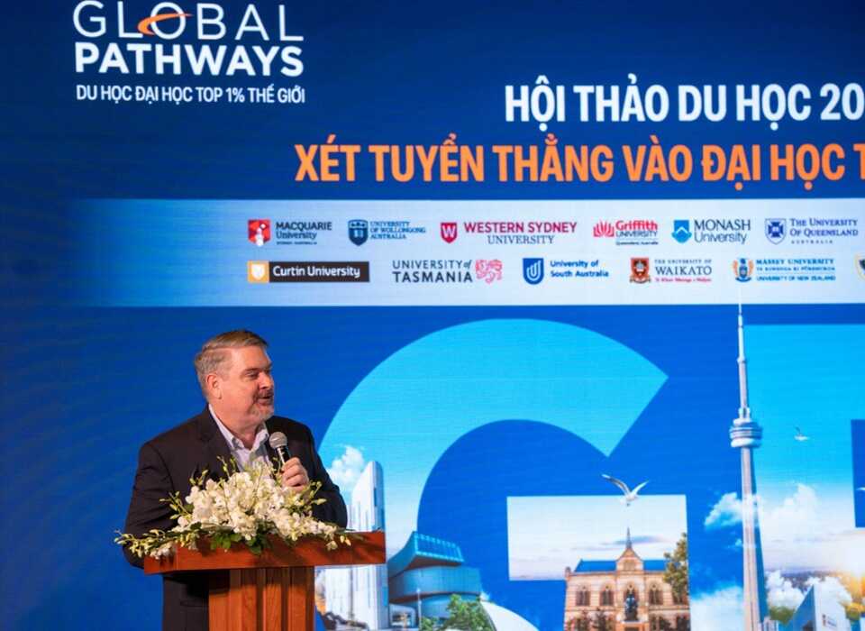 TS Doulas Foster chia sẻ tại buổi Hội thảo du học Global Pathways