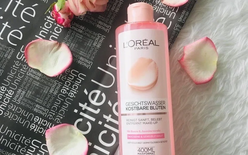 Nước hoa hồng L'Oreal có thành phần chính là chiết xuất ​​hoa hồng và hoa nhài