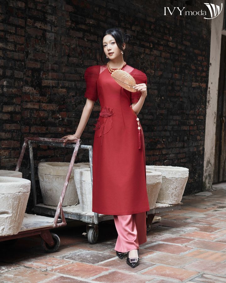 [👗🇻🇳] IVY moda – Chuỗi thương hiệu thời trang công sở 👕 Top1Fashion 👗 – ÁO DÀI ĐỎ: HƠI THỞ TRUYỀN THỐNG QUÝ GIÁ TÔN LÊN VẺ ĐẸP KIỀU DIỄM👉 GI …