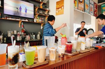 [☕️🇻🇳] Coffee TALK 🥤 Top1Coffee ☕️ Ngày liểm tra tay nghề của các anh.
2 trong 3 anh là chủ chuỗi phở nhịp nhàng
Anh còn lại đam mê tham vọng pha chế nhiều lắm , shares-0✔️ , likes-3❤️️ , date-2024-01-09 12:58:06🇻🇳🇻🇳🇻🇳📰🆕