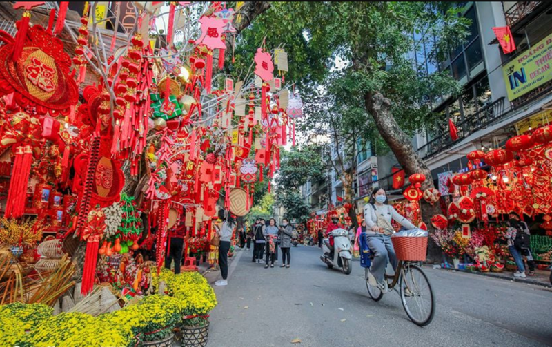 Du lịch Hà Nội tháng 2 là dịp để bạn trải nghiệm không khí Tết độc đáo