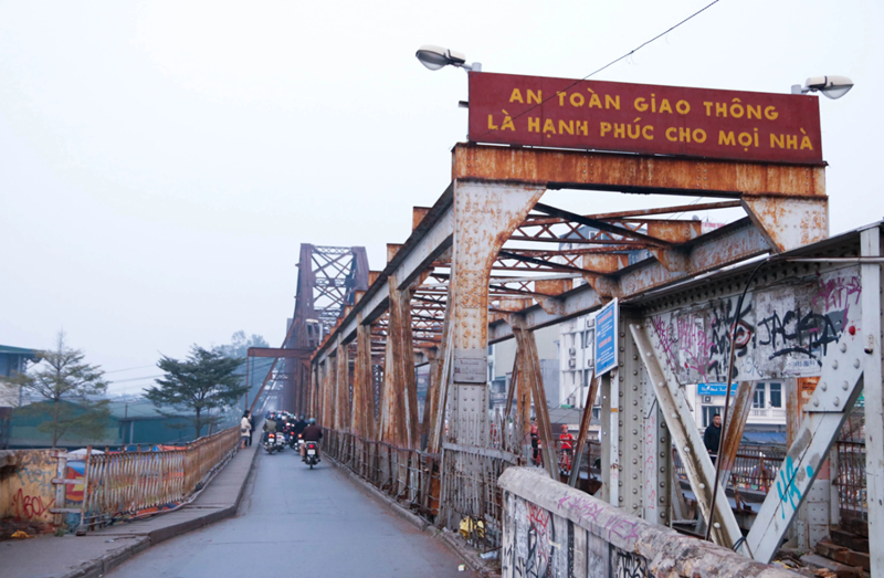 Cầu Long Biên dài bao nhiêu mét?