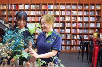 [☕️🇻🇳] Nhã Nam Books N’ Coffee 🥤 Top1Coffee ☕️ Những gương mặt rạng rỡ chờ đón bạn đến chơi Hiệu sách vào ngày đầu năm mới.   Địa chỉ: 24A, đường D5, Phường 25, Quận Bình Thạn , shares-0✔️ , likes-34❤️️ , date-2024-02-15 02:00:00🇻🇳🇻🇳🇻🇳📰🆕