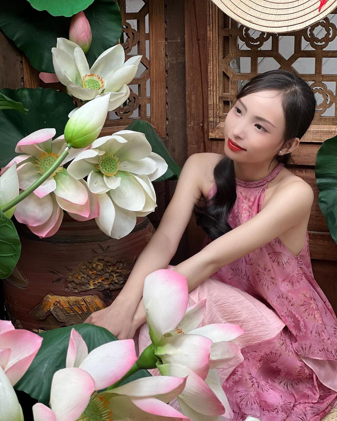 [☕️🇻🇳] Khóm Coffee & Tea 🥤 Top1Coffee ☕️ “Khách qua đường ơi! Em tôi đây.
 Chân em: cỏ mượt, mắt: hồ đầy.
 Lòng em hoá cảnh chờ anh gặp
 – Man mác hồn xuân ngọn gió hây. , shares-1✔️ , likes-30❤️️ , date-2024-02-16 13:03:31🇻🇳🇻🇳🇻🇳📰🆕