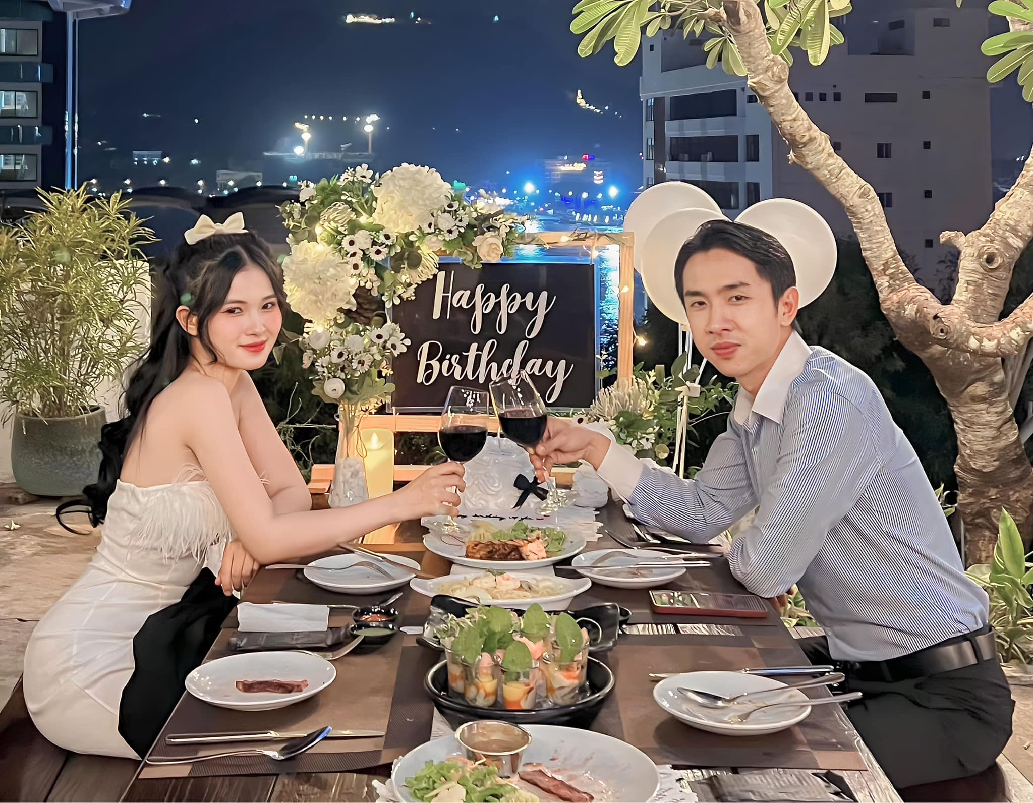 [☕️🇻🇳] The View Hai Dang – Dịch vụ tổ chức tiệc gặp mặt, tiệc mừng của công ty 🥤 Top1Coffee ☕️ 𝐕ƯƠ𝐍𝐆 𝐆𝐈Ọ𝐓 𝐌𝐄𝐍 𝐇Ồ𝐍𝐆, 𝐌Ặ𝐍 𝐍Ồ𝐍𝐆 𝐁Ê𝐍 𝐍𝐇𝐀𝐔 
 Mùa yêu đã đến, cái mùa mà những đóa hoa tình yêu thi nhau đua sắc. Còn gì quý giá hơn  , shares-3✔️ , likes-41❤️️ , date-2024-02-16 08:20:25🇻🇳🇻🇳🇻🇳📰🆕