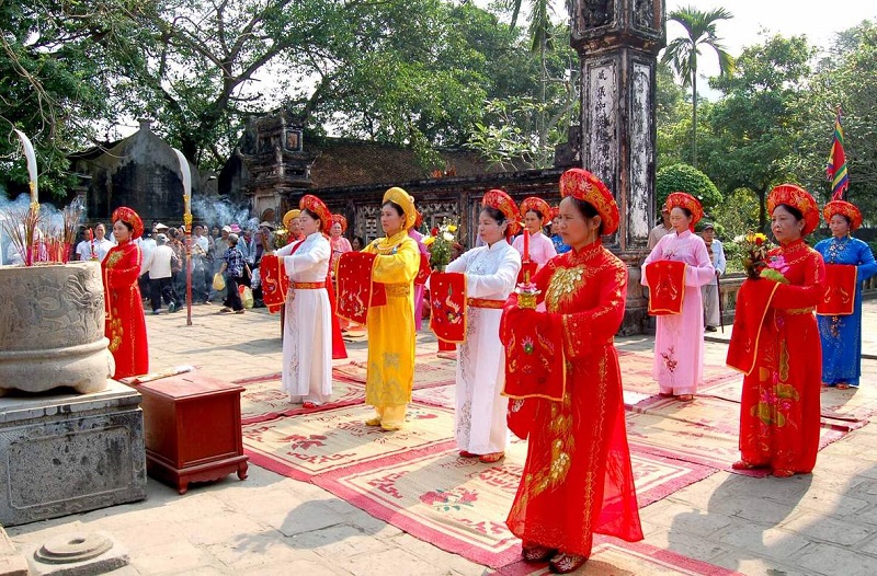 Review du lịch Ninh Bình tháng 4 tham gia lễ hội Hoa Lư