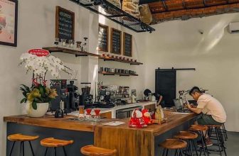 [☕️🇻🇳] Saigon Coffee Roastery 🥤 Top1Coffee ☕️ 𝐒𝐚𝐢𝐠𝐨𝐧 𝐂𝐨𝐟𝐟𝐞𝐞 𝐑𝐨𝐚𝐬𝐭𝐞𝐫𝐲 mở lại phục vụ tại chỗ!!!
—
Kính gửi quý khách hàng,
theo sự hướng dẫn mới nhất của Thành phố, 𝐒𝐚𝐢𝐠𝐨𝐧 𝐂𝐨𝐟 , shares-1✔️ , likes-45❤️️ , date-2021-10-27 11:32:54🇻🇳🇻🇳🇻🇳📰🆕
