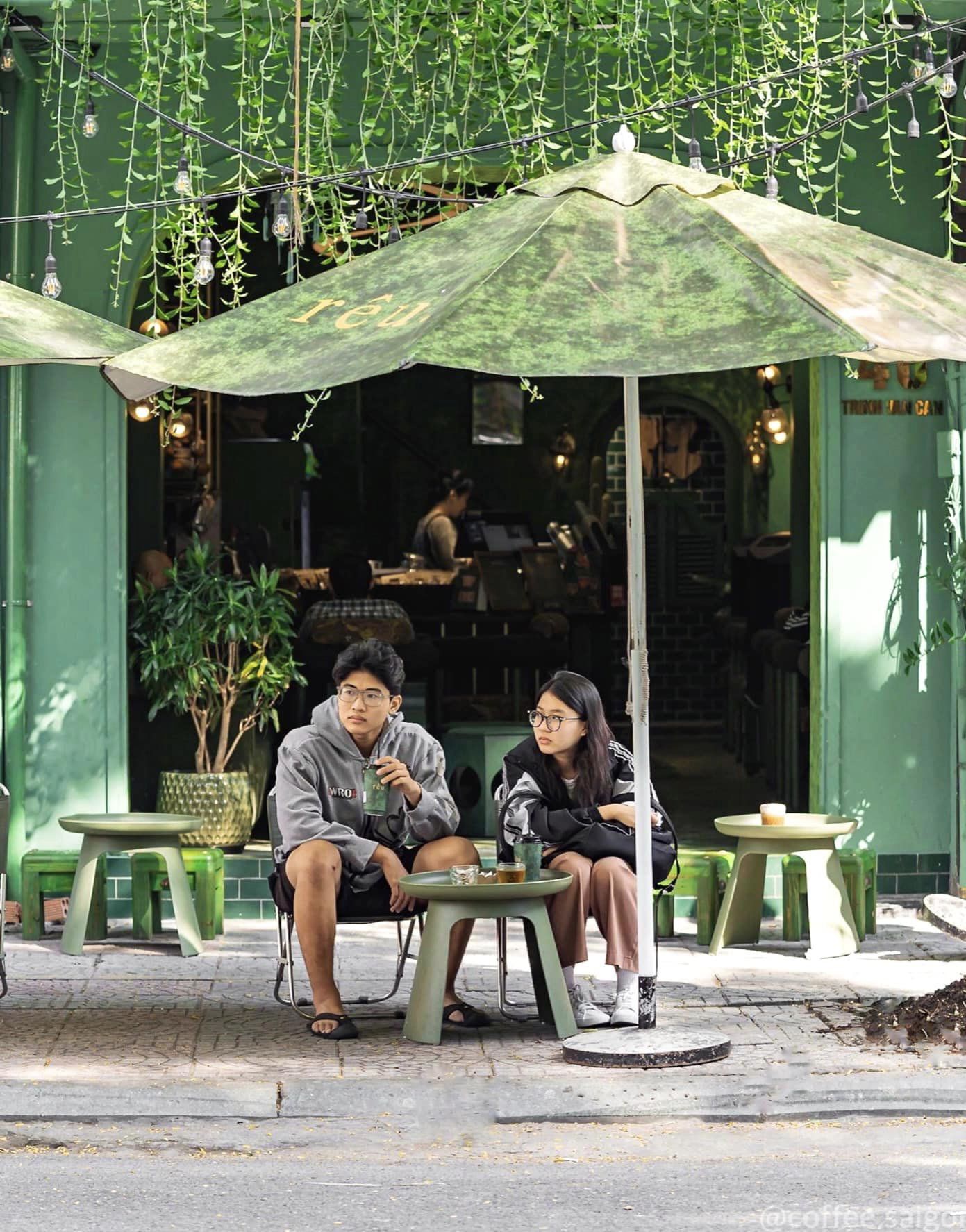 [☕️🇻🇳] r ê u . coffee 🥤 Top1Coffee ☕️ Ở r ê u . có rất nhiều bình trà 
Hôm nay lại muốn có thêm 1 bình trà,
Là trà trộn vào trái tim bạn 

“Đón 1 mùa đông ấm áp với r , shares-88✔️ , likes-742❤️️ , date-2022-12-10 11:13:28🇻🇳🇻🇳🇻🇳📰🆕