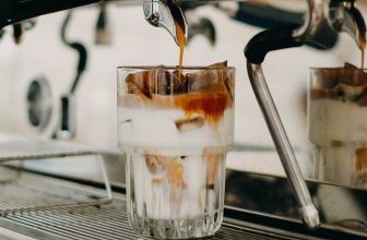 [☕️🇻🇳] The Comma coffee 🥤 Top1Coffee ☕️ Ngày xưa với menu truyền thống thì chỉ cần nhìn màu đã gọi tên được ly nào là đen đá, nâu đá hay bạc sỉu. Nhưng ngày nay từ nguy , shares-0✔️ , likes-13❤️️ , date-2023-06-15 14:11:12🇻🇳🇻🇳🇻🇳📰🆕