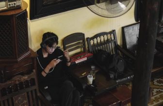 [☕️🇻🇳] NAM house 🥤 Top1Coffee ☕️ Chủ nhật,
nhiều người ghé quán cafe
đi cùng người thân, hẹn gặp bạn bè …cũng có nhiều người
vẫn chỉ đi 1 mình
vẫn góc quán q , shares-2✔️ , likes-89❤️️ , date-2023-11-26 02:19:32🇻🇳🇻🇳🇻🇳📰🆕