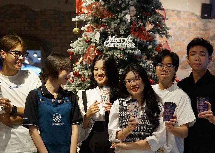 [☕️🇻🇳] Kai Coffee – Phong cách Âu – Mỹ 🥤 Top1Coffee ☕️ Trong niềm vui sum họp, đội ngũ KAI Coffee mến chúc bạn, và gia đình có một ngày giáng sinh ngập tràn an lành, yên vui & hạn , shares-0✔️ , likes-147❤️️ , date-2023-12-24 02:12:25🇻🇳🇻🇳🇻🇳📰🆕