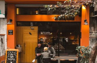 [☕️🇻🇳] Blackbird Coffee 🥤 Top1Coffee ☕️ Thi thoảng lại gặp những tình huống trớ trêu mà thấy ít nhất không dưới một lần ở quán. Ví như hôm trước, có một bạn khách vừa g , shares-10✔️ , likes-845❤️️ , date-2023-12-28 07:38:45🇻🇳🇻🇳🇻🇳📰🆕