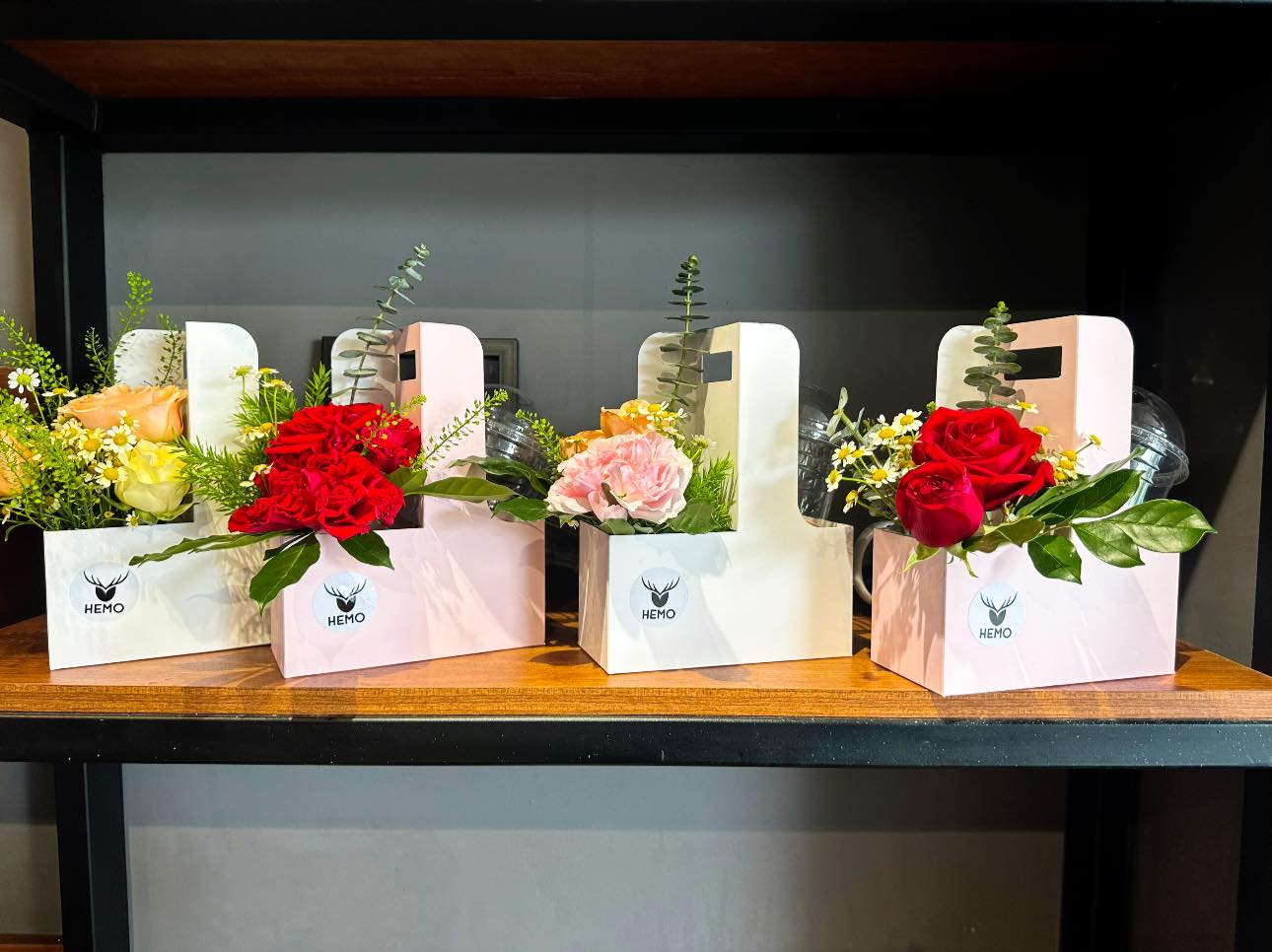 [☕️🇻🇳] Hemo Coffee – Bến Tre 🥤 Top1Coffee ☕️ Hemo sẵn vài Set Hoa cho bạn cần gấp đây ạ 
 Chỉ 119k gồm: thiệp, hoa, nước
 Freeship dù chỉ 1 Set.
 Inbox mình gửi menu nha
 , shares-0✔️ , likes-7❤️️ , date-2024-03-07 06:39:02🇻🇳🇻🇳🇻🇳📰🆕