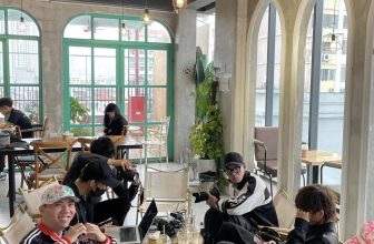 [☕️🇻🇳] Sam Rooftop Coffee 🥤 Top1Coffee ☕️  Mưa như này thì đi đâu mà vừa ngắm mưa vừa có ảnh xinh mang về các cậu nhỉ?
Samer| 𝑺𝒂𝒎 𝑹𝒐𝒐𝒇𝒕𝒐𝒑 𝑪𝒐𝒇𝒇𝒆𝒆 & 𝑺𝒕𝒖𝒅𝒊𝒐 |
Giờ mở cử , shares-1✔️ , likes-7❤️️ , date-2024-03-14 07:47:40🇻🇳🇻🇳🇻🇳📰🆕