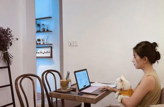 [☕️🇻🇳] Charm Coffee 🥤 Top1Coffee ☕️ “Một chiều lòng chẳng mấy thảnh thơi
Mưa buồn hưu hắt với mây trời
Dừng chân ghé lại một nơi mới
Nhạc, hoa, trà, bánh bớt chơ , shares-0✔️ , likes-24❤️️ , date-2023-10-29 09:11:01🇻🇳🇻🇳🇻🇳📰🆕