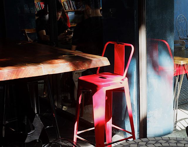 [☕️🇻🇳] Nhã Nam Books N’ Coffee 🥤 Top1Coffee ☕️ Nắng giúp Hiệu sách có đủ ánh sáng và trông thật ấm áp. Nhưng thi thoảng chúng cũng khiến các đồ vật khác trở nên tội nghiệp, kh , shares-0✔️ , likes-30❤️️ , date-2023-12-19 12:50:17🇻🇳🇻🇳🇻🇳📰🆕