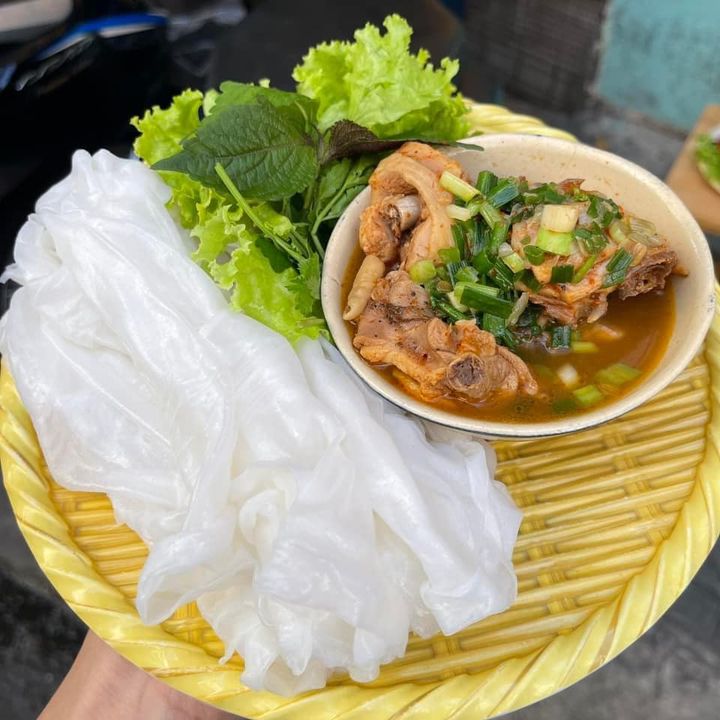 [🍜🇻🇳] CÀ MÈN – Đặc sản quê hương Quảng Trị 🍔Top1Food 🍜 – Nước chấm sa tế thơm ngon trên kệ gia vị của Cà Mèn.



Bánh ướt mà chấm v …