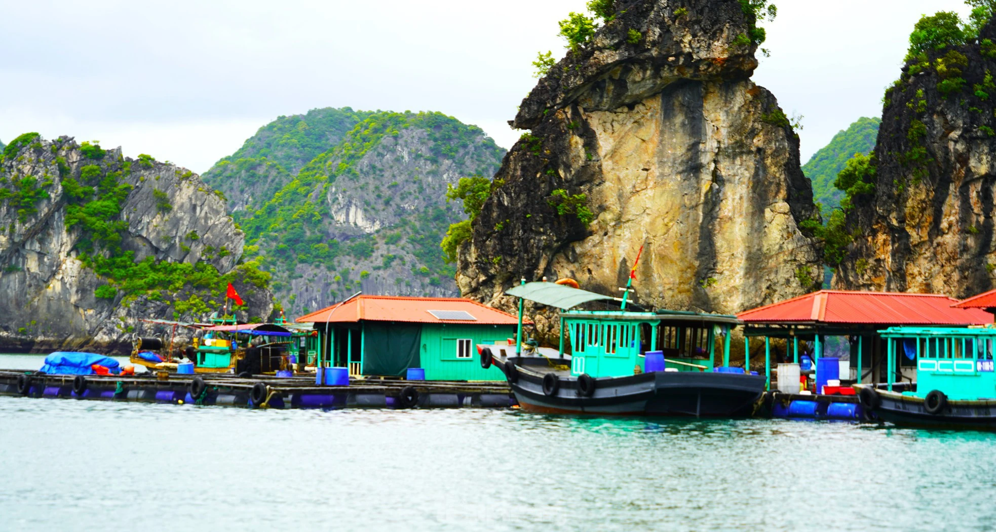 Địa điểm check in sống ảo đẹp ở Hạ Long nổi tiếng, độc đáo nhất. Làng chài Cửa vạn