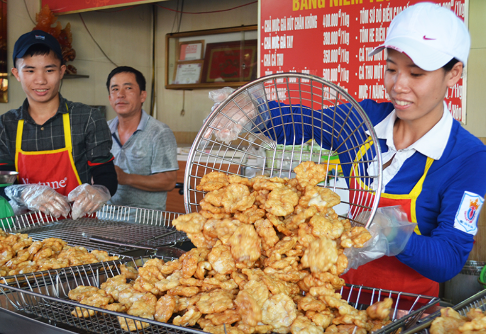 Một kiốt bán chả mực ở chợ Hạ Long 1