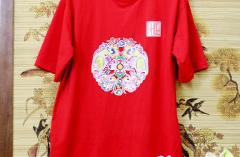 [🆕🇻🇳] Nhat Thuc Boutique 👕 Top1Fashion 👗  Tổng hợp các mẫu áo phông in hoa văn Đại Việt và tranh Đông Hồ Vinh Hoa, Phú Quý.
Chất liệu cotton
Màu sắc : vàng, đỏ, xanh coban, ghi, trắng, đen.
Free si , shares-2✔️ , likes-63❤️️ , date-2020-06-17 14:29:33🇻🇳🇻🇳🇻🇳📰🆕