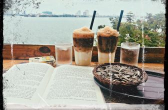 [☕️🇻🇳] Tháng 10 – October coffee – studio   🥤 Top1Coffee ☕️ Chiều nay tôi lại trở về đợi tháng mười rơi trên những gót chân đi, một vạt nắng hường cuối ngày có lẽ cũng đủ để tâm hồn lang t , shares-1✔️ , likes-19❤️️ , date-2020-10-09 10:33:44🇻🇳🇻🇳🇻🇳📰🆕