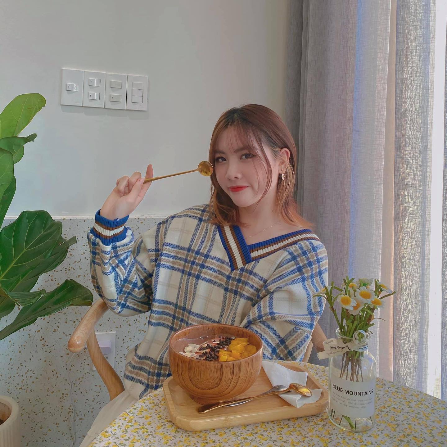 Đôi ta ở trên tình bạn
Dưới tình yêu
Tuyệt vời biết bao nhiêu
Khi có người nuông chiều
Cre: Lan Anh Đinh
——————————————-
#