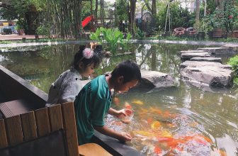 [☕️🇻🇳] CoCo’s Coffee 🥤 Top1Coffee ☕️ Khoảng trời riêng của bé
Thấy hai cô cậu đổ nguyên cốc cà phê ngon lành xuống hồ cá mà mình tiếc cà phê ghê. Nhưng đổi lại tiến , shares-0✔️ , likes-14❤️️ , date-2020-11-28 03:07:08🇻🇳🇻🇳🇻🇳📰🆕