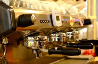 [☕️🇻🇳] Navido Coffee 🥤 Top1Coffee ☕️ Sài Gòn những tháng cuối năm… Lặng lẽ và vội vã…Tấm ảnh chụp vội lúc cục máy được nghỉ  “nhẹ” giữa những lúc vắng khách.. , shares-1✔️ , likes-9❤️️ , date-2020-12-26 16:11:15🇻🇳🇻🇳🇻🇳📰🆕