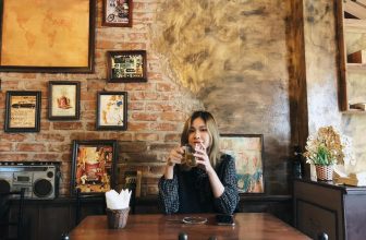 [☕️🇻🇳] Tháng 10 – October coffee – studio   🥤 Top1Coffee ☕️ Hà nội chiều nay thiếu vắng anh
Em nghe lạc lõng giữa Tây thành
Ngậm ngùi hoa sữa bên lối vắng
Hờ hững cành đào gió cuốn quanh
T , shares-0✔️ , likes-3❤️️ , date-2021-01-31 02:20:59🇻🇳🇻🇳🇻🇳📰🆕