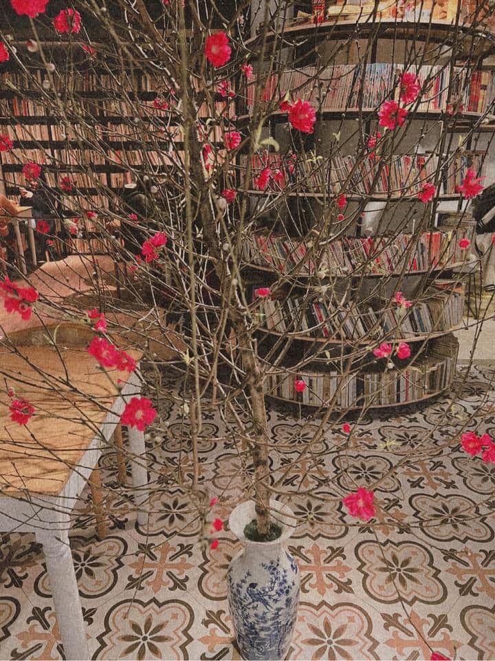 [☕️🇻🇳] Tungbook Coffee Hà Nội 🥤 Top1Coffee ☕️ Tết đến xuân về …

Tết lại đến như tết từng đã đến
Chuỗi toan lo chộn rộn tháng ngày
Âu tết về có chiếu nghỉ mà hay
Mưa gột bụi  , shares-3✔️ , likes-198❤️️ , date-2022-02-03 13:00:50🇻🇳🇻🇳🇻🇳📰🆕