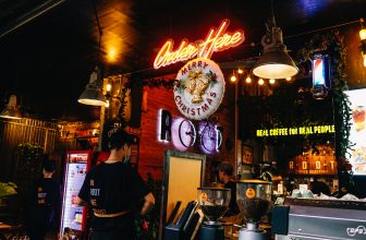 [☕️🇻🇳] Root Coffee Roastery 🥤 Top1Coffee ☕️  Vậy là cũng đến thời khắc đầu tiên của ngày nghỉ lễ Giáng sinh, Không khí lễ hội nhẹ nhàng đằng sau cánh cửa gắn vòng nguyệt qu , shares-0✔️ , likes-19❤️️ , date-2021-12-25 01:56:06🇻🇳🇻🇳🇻🇳📰🆕