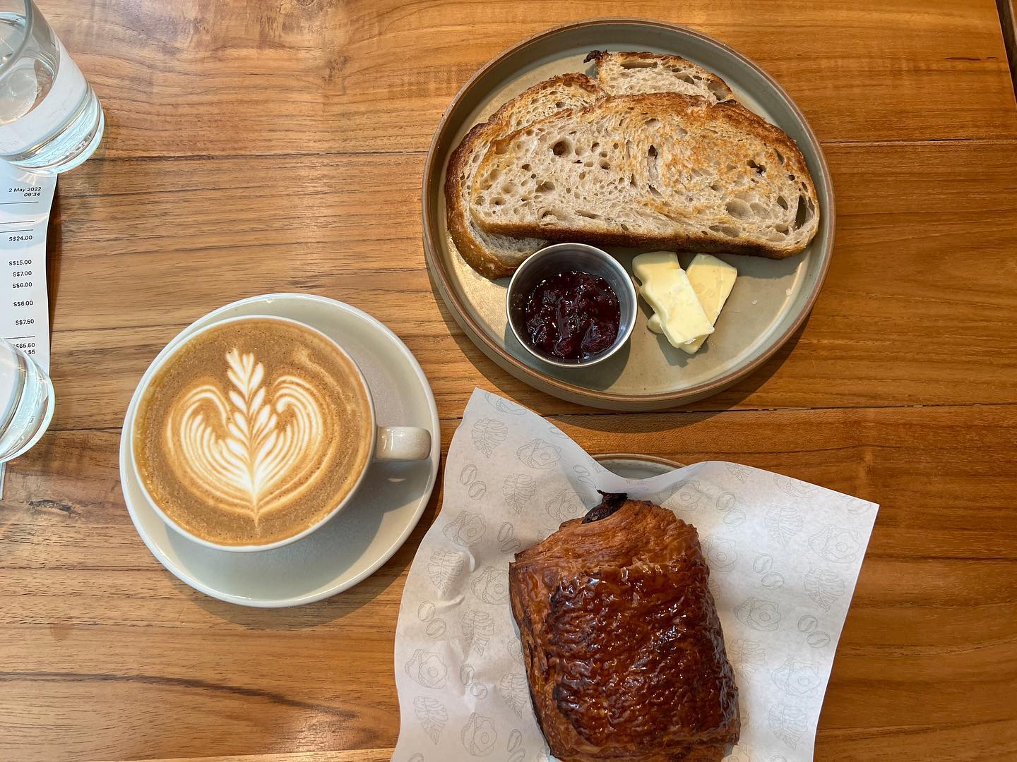 [☕️🇻🇳] GẤU Coffee – Bakery 🥤 Top1Coffee ☕️ Travelling With GAU …!
Breakfast in Singapore, Sourdough bread, pain au chocolate , Latte coffee, Ethiopia Hambela V60. 
#gauc , shares-0✔️ , likes-70❤️️ , date-2022-05-03 05:52:51🇻🇳🇻🇳🇻🇳📰🆕