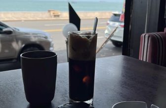 [☕️🇻🇳] Seaside Cafe 🥤 Top1Coffee ☕️ Buổi sáng yên tĩnh chill cùng cafe view biển
______________________
Opening: 06h00 – 22h00
28 Trần Phú, Vũng Tàu
: 02543  , shares-1✔️ , likes-9❤️️ , date-2022-06-06 02:29:06🇻🇳🇻🇳🇻🇳📰🆕