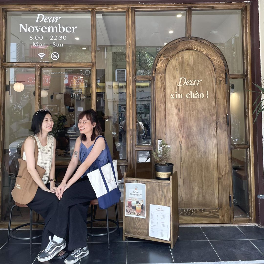 [☕️🇻🇳] Dear November Coffee 🥤 Top1Coffee ☕️ Dear xin chàooo!!!
 Ngày cuối tuần nắng đẹp thật thích hợp để lên đồ đi chụp 
 Túi Tote nhà Dear có 2 màu hợp mọi outfit đó nhaa , shares-0✔️ , likes-21❤️️ , date-2022-07-17 02:01:17🇻🇳🇻🇳🇻🇳📰🆕