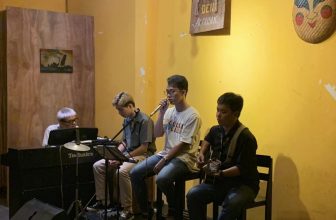 [☕️🇻🇳] Đèn Coffee 🥤 Top1Coffee ☕️ “Nhìn anh như con ma ế
Nhìn nhiều thì là mê á”.
Lễ lộc này thì ghé Đèn nghe nhạc nhé mọi người ơi
Acoustic live:
𝐆𝐮𝐢𝐭𝐚𝐫: Gia , shares-0✔️ , likes-6❤️️ , date-2022-09-03 01:38:16🇻🇳🇻🇳🇻🇳📰🆕