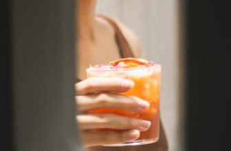 [☕️🇻🇳] The Comma coffee 🥤 Top1Coffee ☕️ Rồi cũng đến lúc những vạt nắng bớt dày đặc và dòng người cũng không cần tìm lý do để chạy “trú” vào mỗi trưa như thường lệ. Dẫu , shares-0✔️ , likes-10❤️️ , date-2023-04-11 11:43:03🇻🇳🇻🇳🇻🇳📰🆕