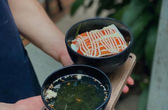 [☕️🇻🇳] Phen’s Coffee 🥤 Top1Coffee ☕️ Combo Mì trứng xúc xích + soup rong biển
25k  Chấn động chưa – Mì cứu đói nhà Phen quá xịn rồi 🪭🪭
, shares-0✔️ , likes-7❤️️ , date-2023-09-13 02:47:18🇻🇳🇻🇳🇻🇳📰🆕