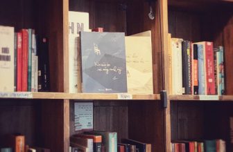 [☕️🇻🇳] Tranquil Books & Coffee –  cafe sách đẹp 🥤 Top1Coffee ☕️ Nhà thơ Lu tặng sách mới cho Tranquil và founder Nguyễn Hoàng Nam.
Sách trên giá, trong ô poems, mọi người thoải mái đọc.
Cảm  , shares-0✔️ , likes-39❤️️ , date-2023-09-30 07:10:17🇻🇳🇻🇳🇻🇳📰🆕